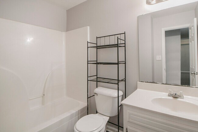 Building Photo - 571 Garnet Dr