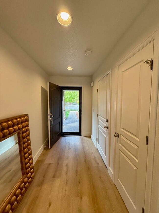 Building Photo - Beautifully renovated in NW Bend!  A/C!