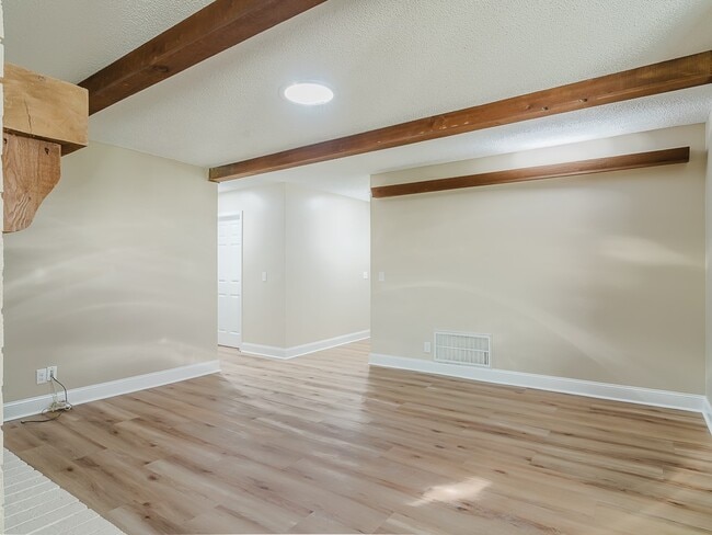 Building Photo - 1319 W Forest Dr