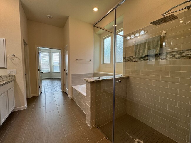 Building Photo - Stunning Rental Home in Gated Wortham Oaks...