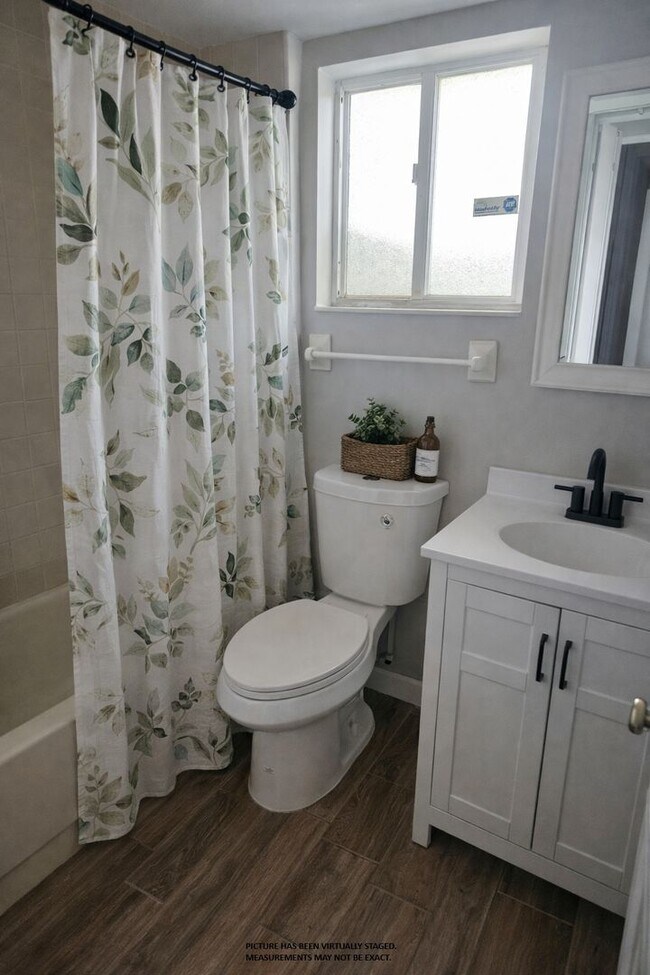 Building Photo - UCF Remodeled Duplex