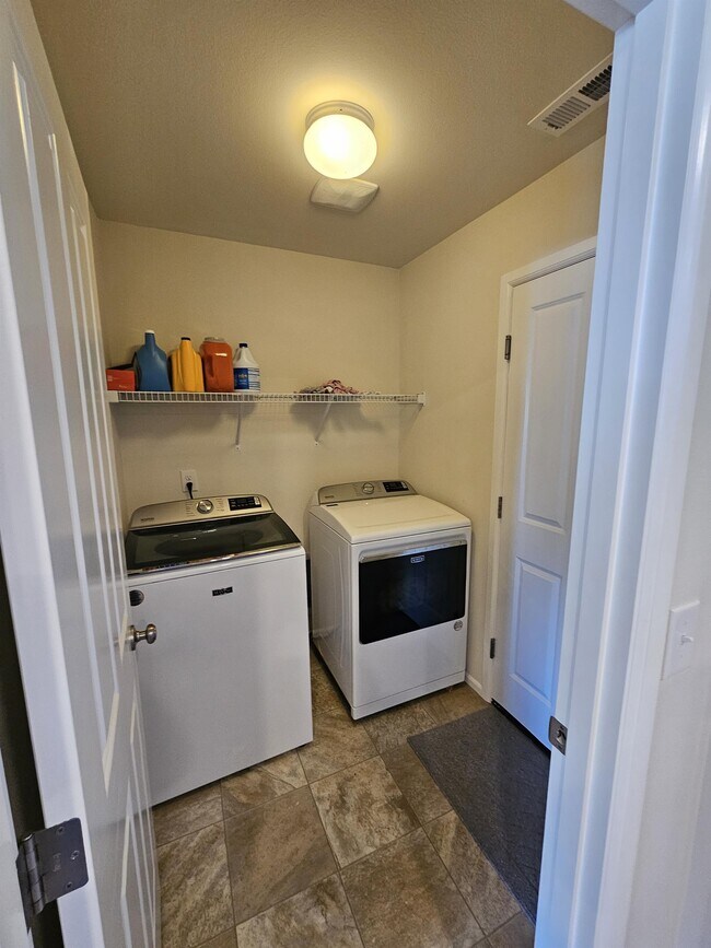 Building Photo - 2417 Fiddleback St NE