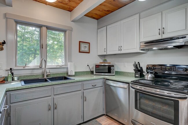 Building Photo - 186 Ledgewood Rd