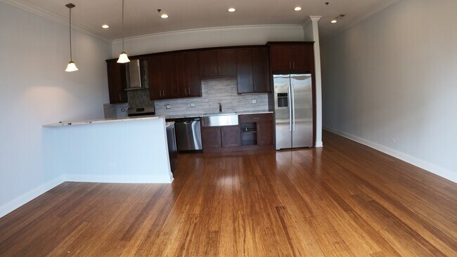 Building Photo - 1609 W Warren Blvd