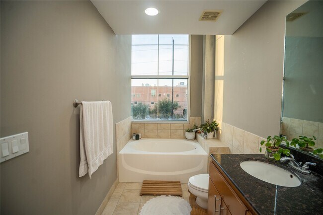 Building Photo - 1312 Live Oak St