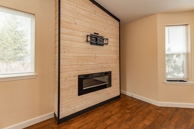 Building Photo - **MOVE IN SPECIAL!** Pet Friendly Charming 3 Bedroom Home with large office!