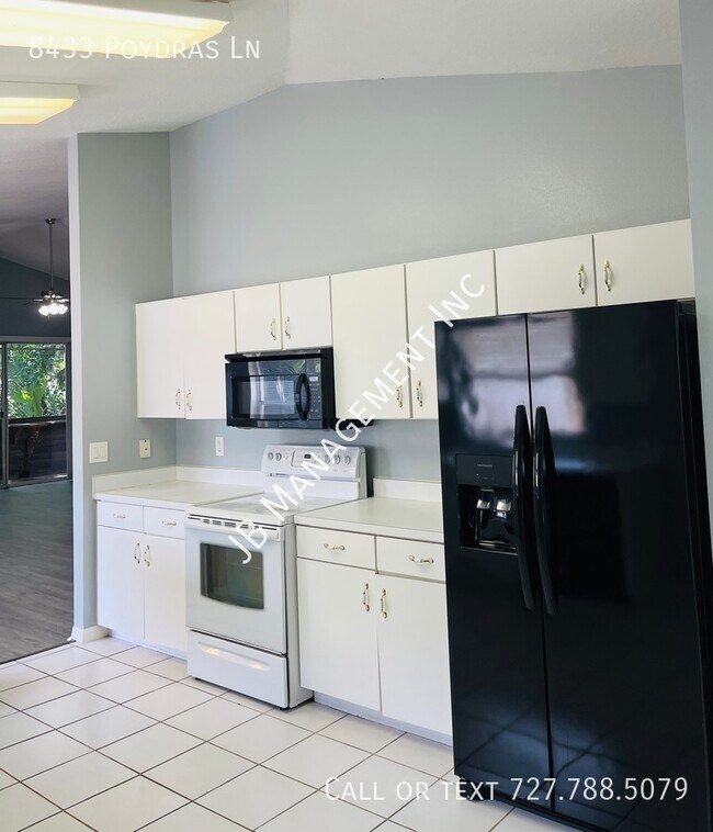 Building Photo - 8433 Poydras Ln