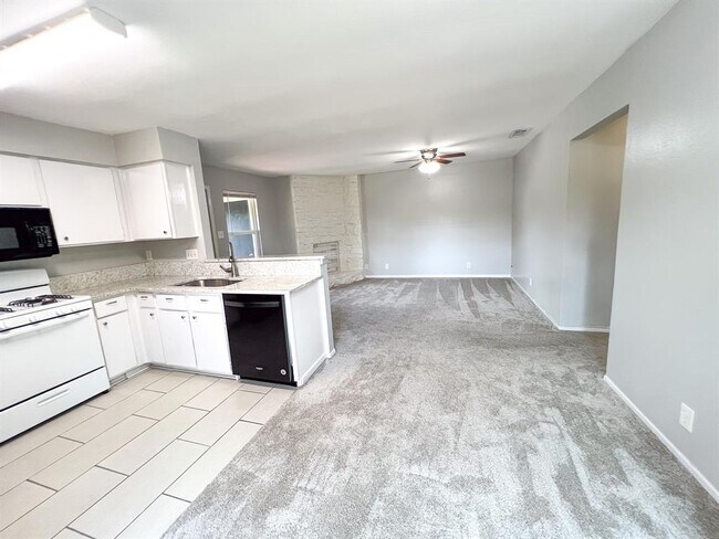 Building Photo - 9703 Roxanna Dr