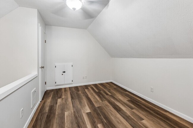 Building Photo - 535 N Pebble St