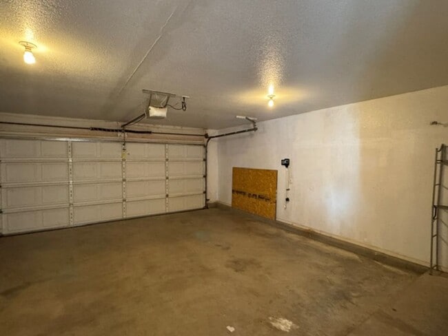 Building Photo - Spacious 3 Bed Home with Pool & Hot Tub!
