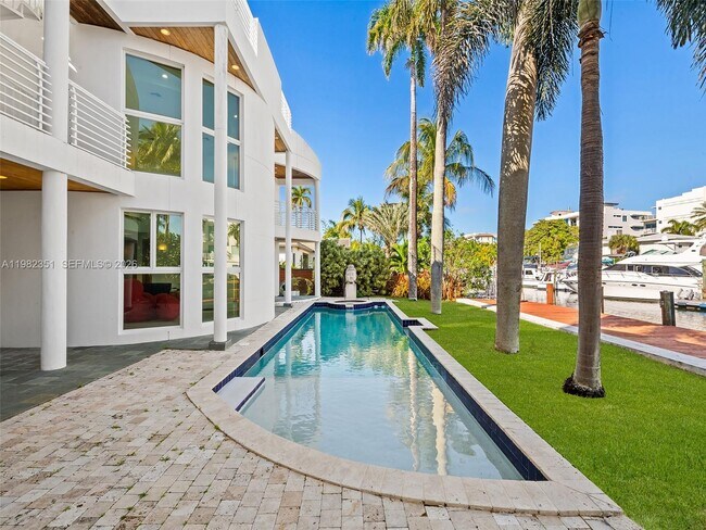 Building Photo - 450 Victoria Terrace