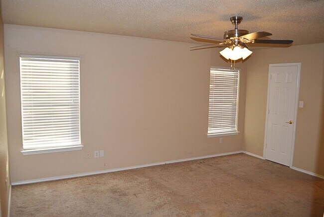 Building Photo - Large 2 story home with easy access to 820...
