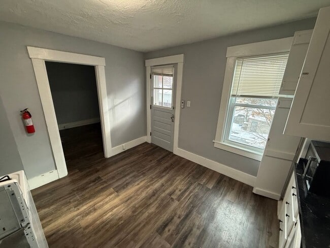 Building Photo - Third floor, 2 bed/1 bath, West Manchester $1700