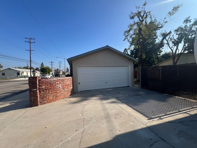 Building Photo - Burbank 3 bedroom 2 bathroom house for ren...