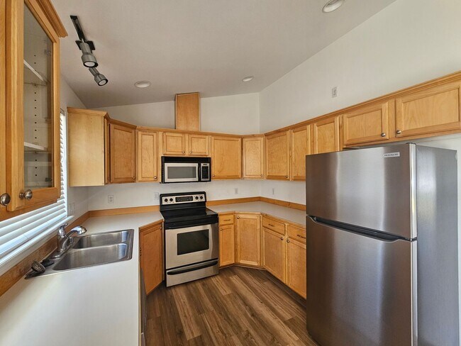 Building Photo - 3 Bedroom Home with Outdoor Space