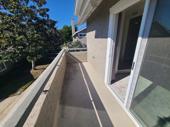 Building Photo - Spacious Two story 3 bed 2.5 baths + 2 car garage in great school district.