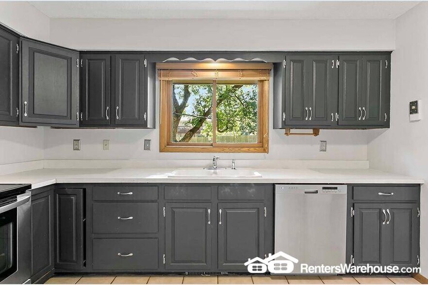 Building Photo - 3004 Pine Ridge Dr