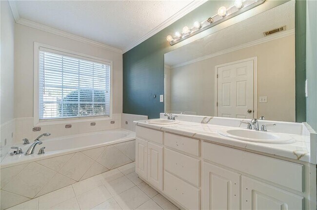 Building Photo - 231 Windermere Dr