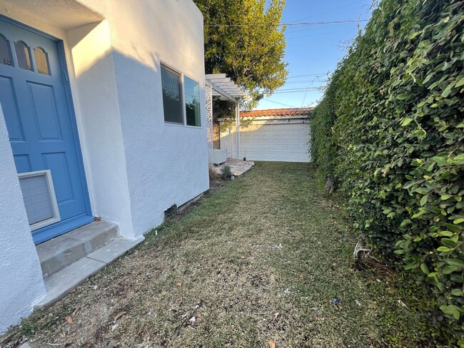 Building Photo - Spacious Three Bedroom Hollywood Golden Er...