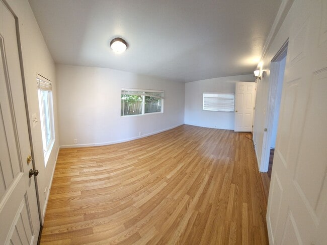 Building Photo - 4 bed 3 baths!  House ideally located close to campus, shopping, Bishop Peak