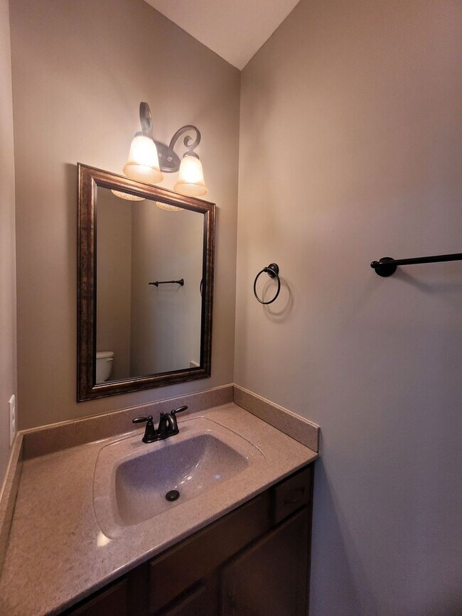 Building Photo - - Majestic 3 Bedroom 2.5 Bath + Bonus Room...