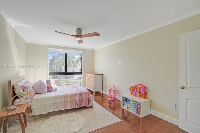 Building Photo - 9800 W Bay Harbor Dr