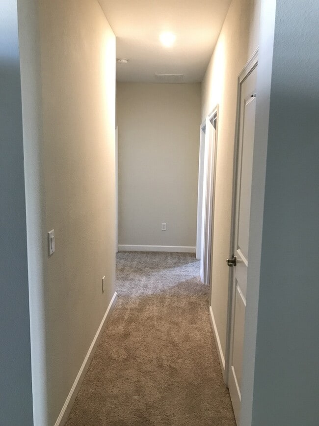 Building Photo - Large 4/3 Lake Front Executive Home with 3...