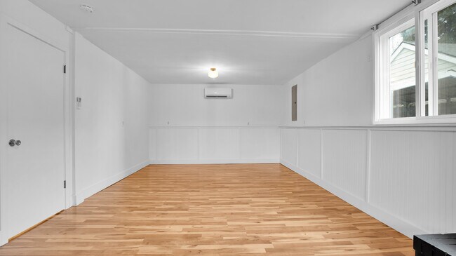 Building Photo - 8325 SW Terwilliger Blvd