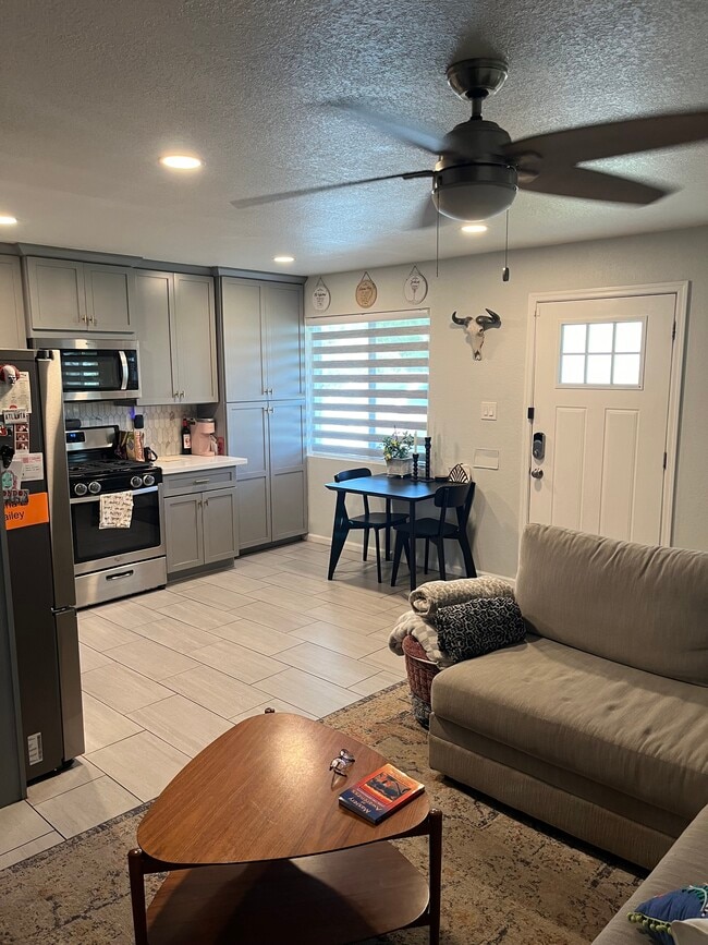 Building Photo - 1506 E Clarendon Ave