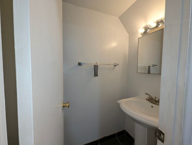 Building Photo - Relaxing 1 Bed 1 bath Townhome With Loft I...