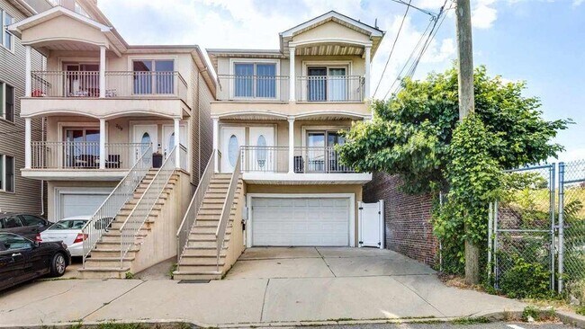 Primary Photo - 311 Manhattan Ave
