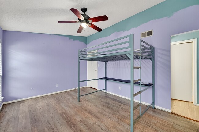 Building Photo - 10615 Briar Forest Dr