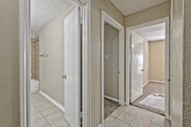 Building Photo - 2327 Shadbury Ct