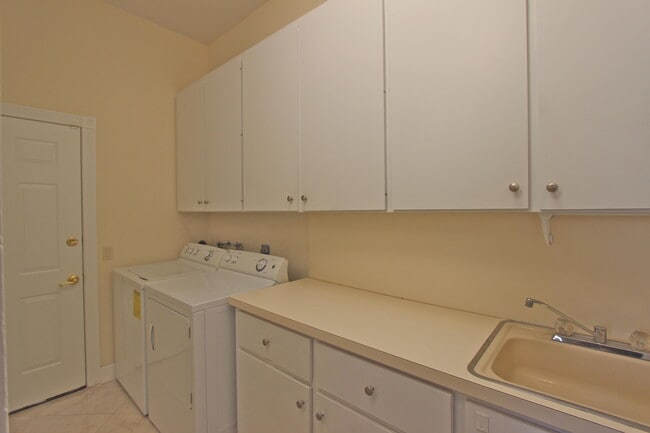 Building Photo - 252 Sussex Cir