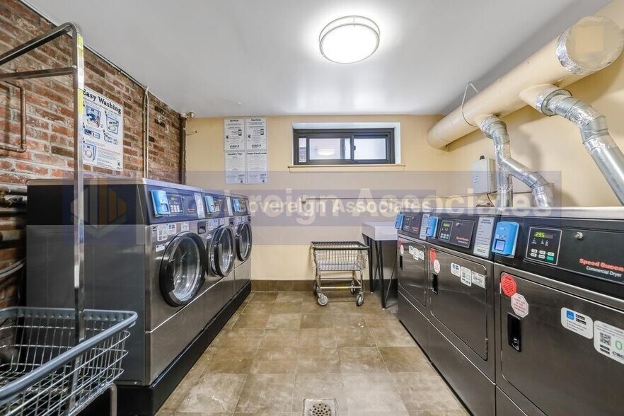 Building Photo - 425 E 80th St