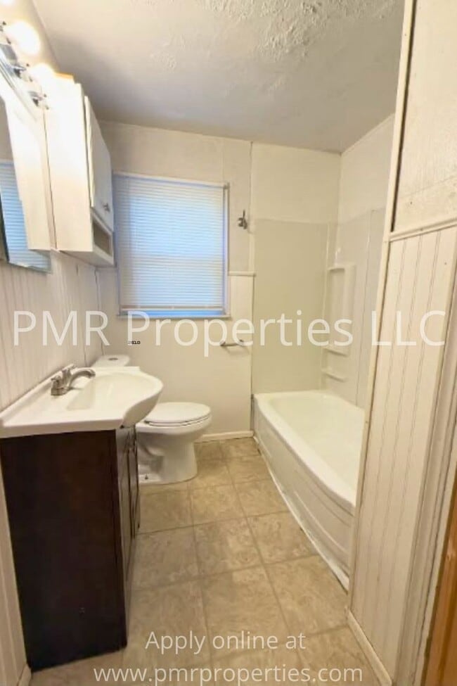 Building Photo - 4 Bedroom/ 1 Bathroom House