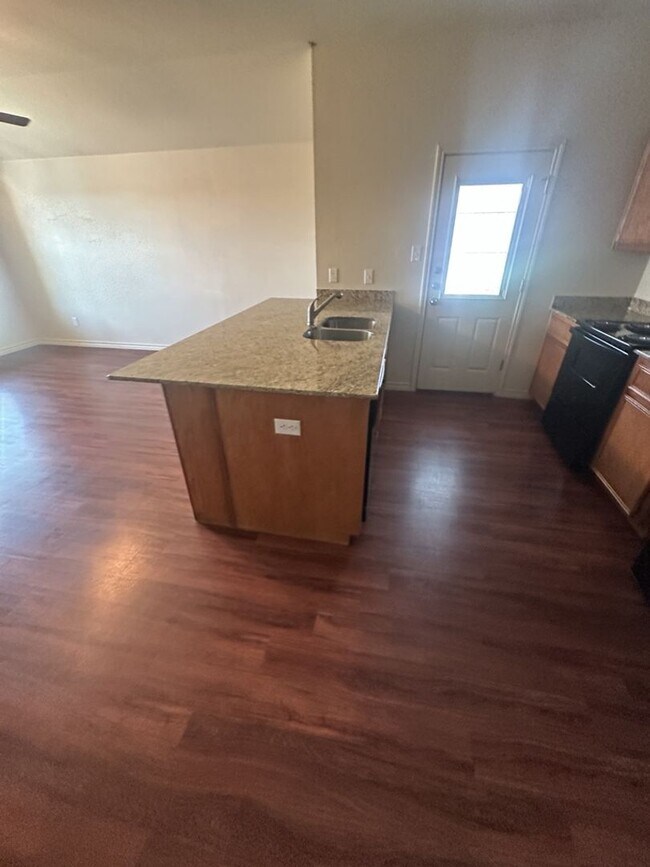 Building Photo - AVAILABLE NOW! (SECTION 8 ACCEPTED)