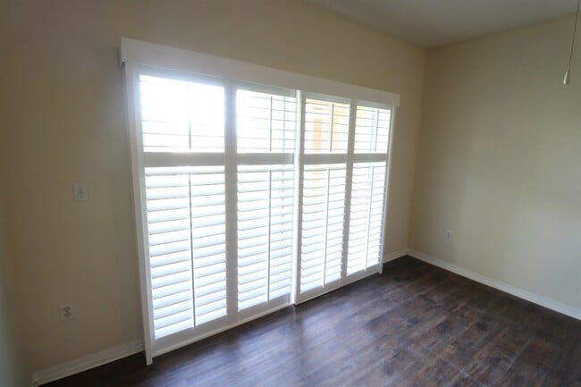 Building Photo - 625 Fairway Dr