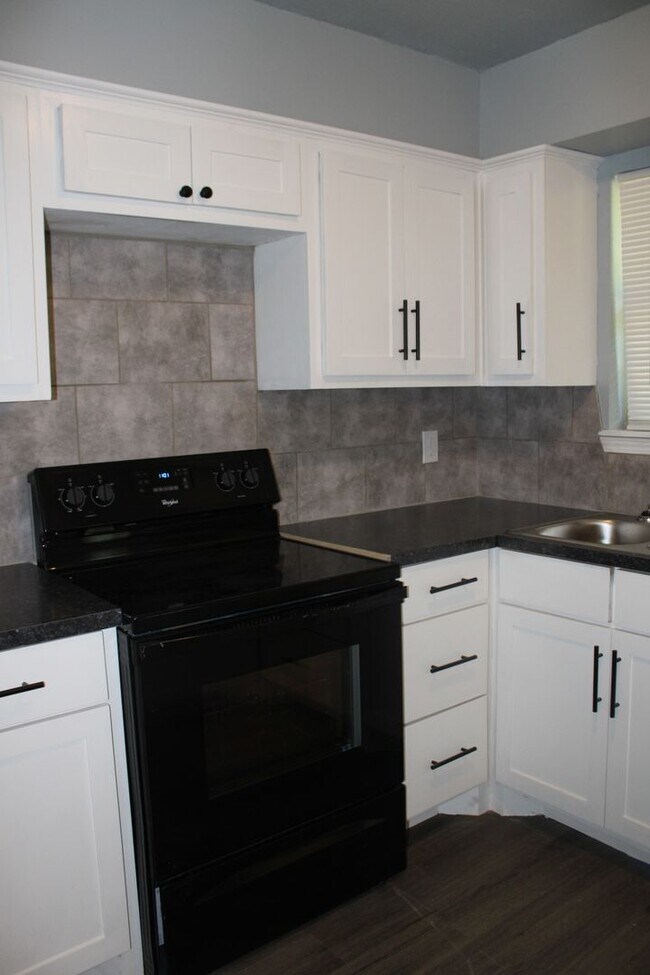 Building Photo - Newly Remodeled! Close to Tinker