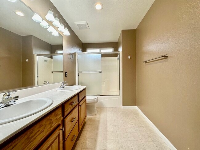 Building Photo - Must See This Beautiful 4 Bedroom 3 Bathro...