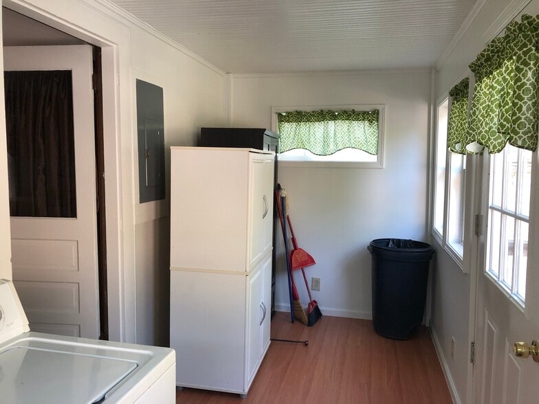 Laundry Room - 21 Pogue St