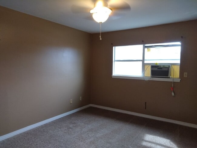 Building Photo - Village Green Townhouse for Lease!