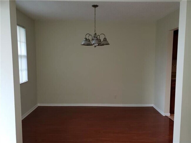 Building Photo - 500 NE 2nd St