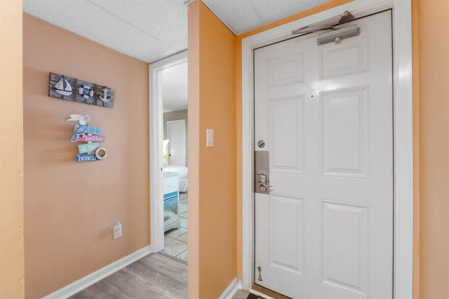 Building Photo - 8815 Thomas Dr