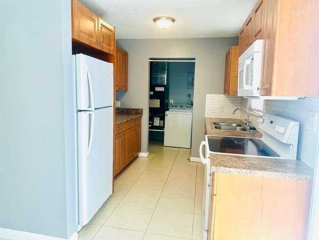 Building Photo - 9305 Sunrise Dr