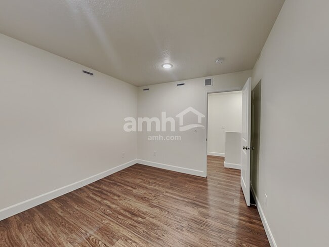 Building Photo - 4370 N Poplar St