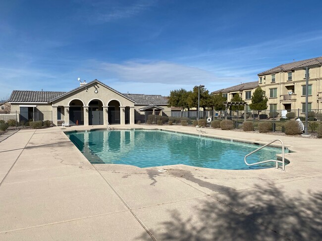 Building Photo - SE!!  Gated!! Community Pool!! Clubhouse!!...