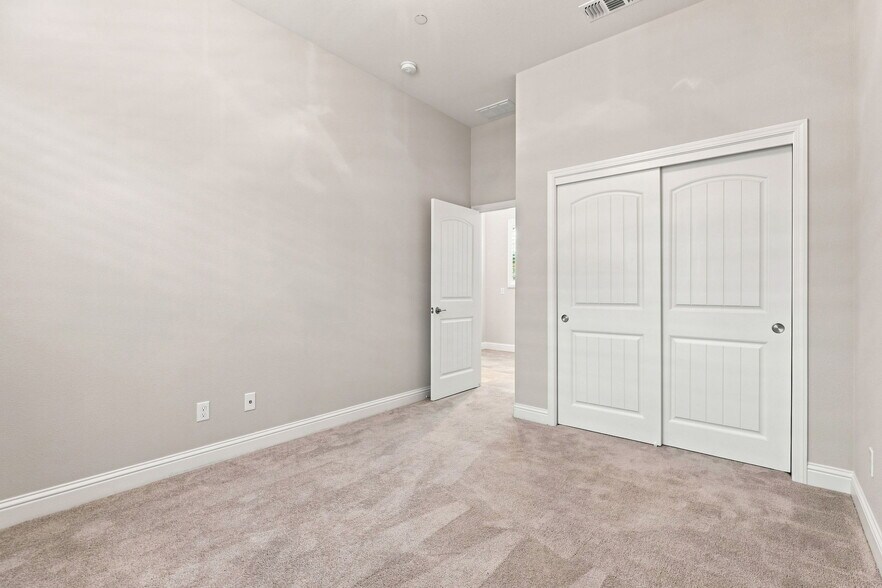 Building Photo - 2964 Bluffs Dr