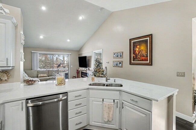 Building Photo - 2 BED 2 BATH CONDO NEAR BEACH