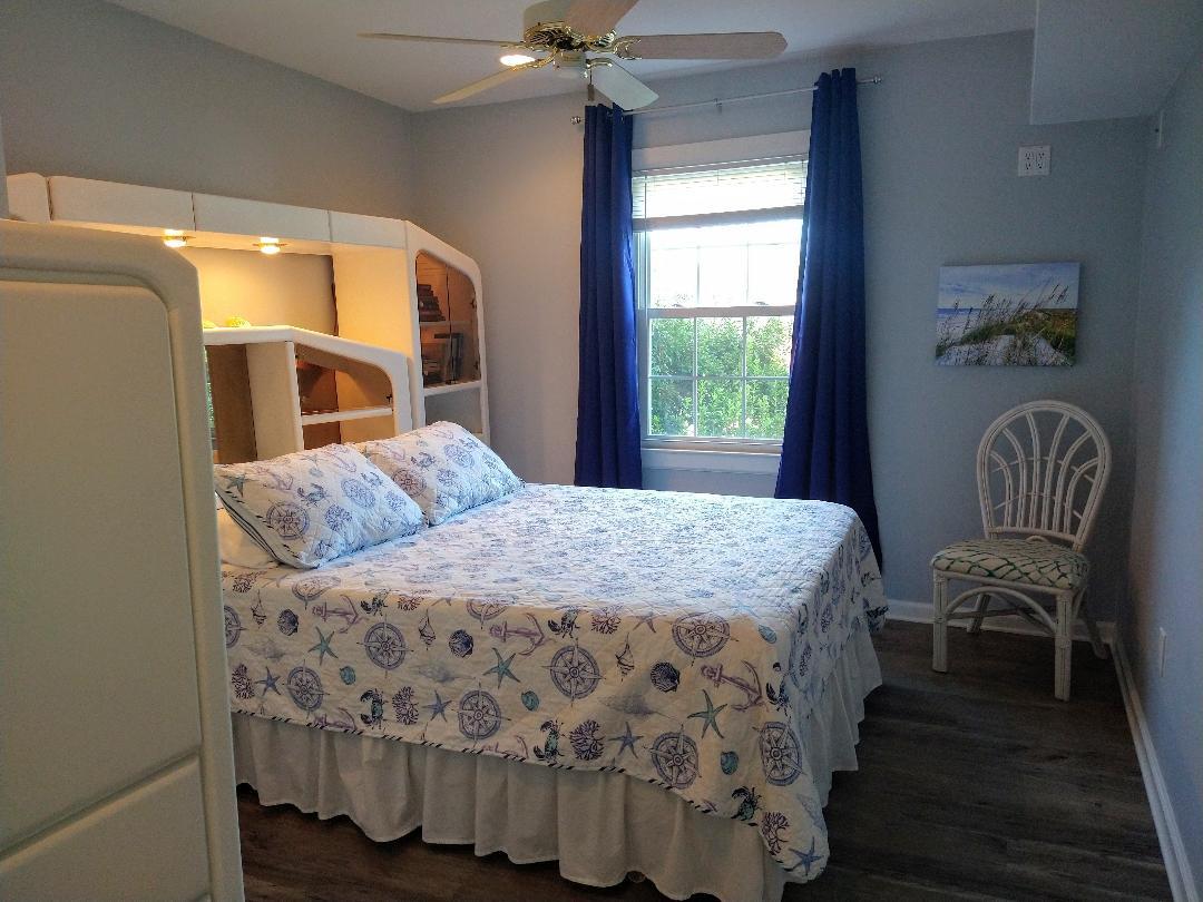 Large bedroom - 229 Monterey Dr